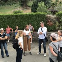 Voransicht: Interessierte warten auf die Führung durch das Haus  ©Till Hoffmann